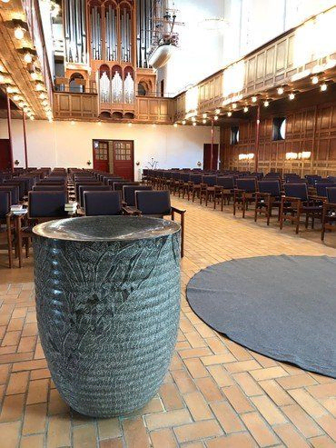 Den nye døbefont i Lindevang kirke