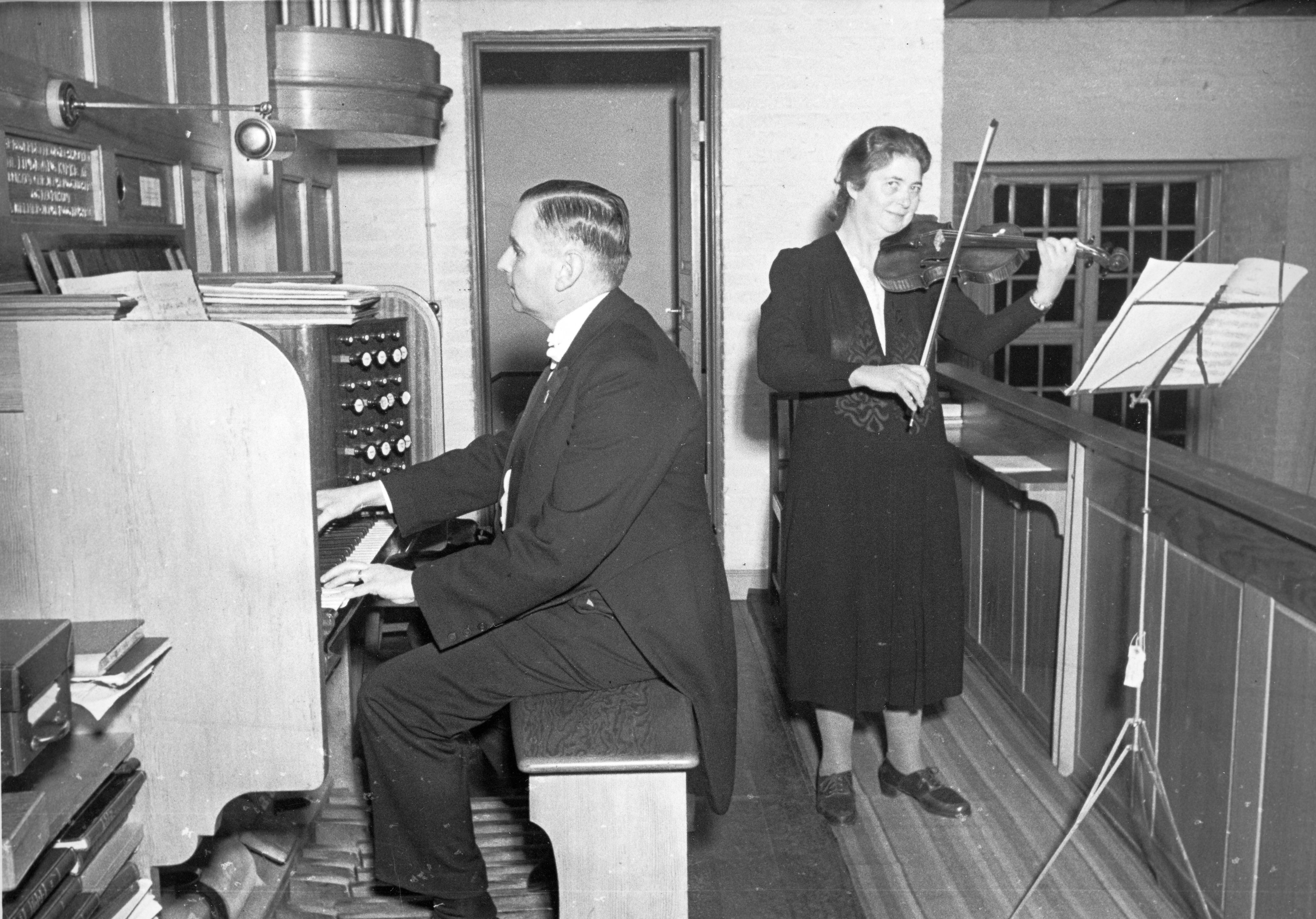 Organist Paul Nicolet og violinist Astrid Brieghel-Müller