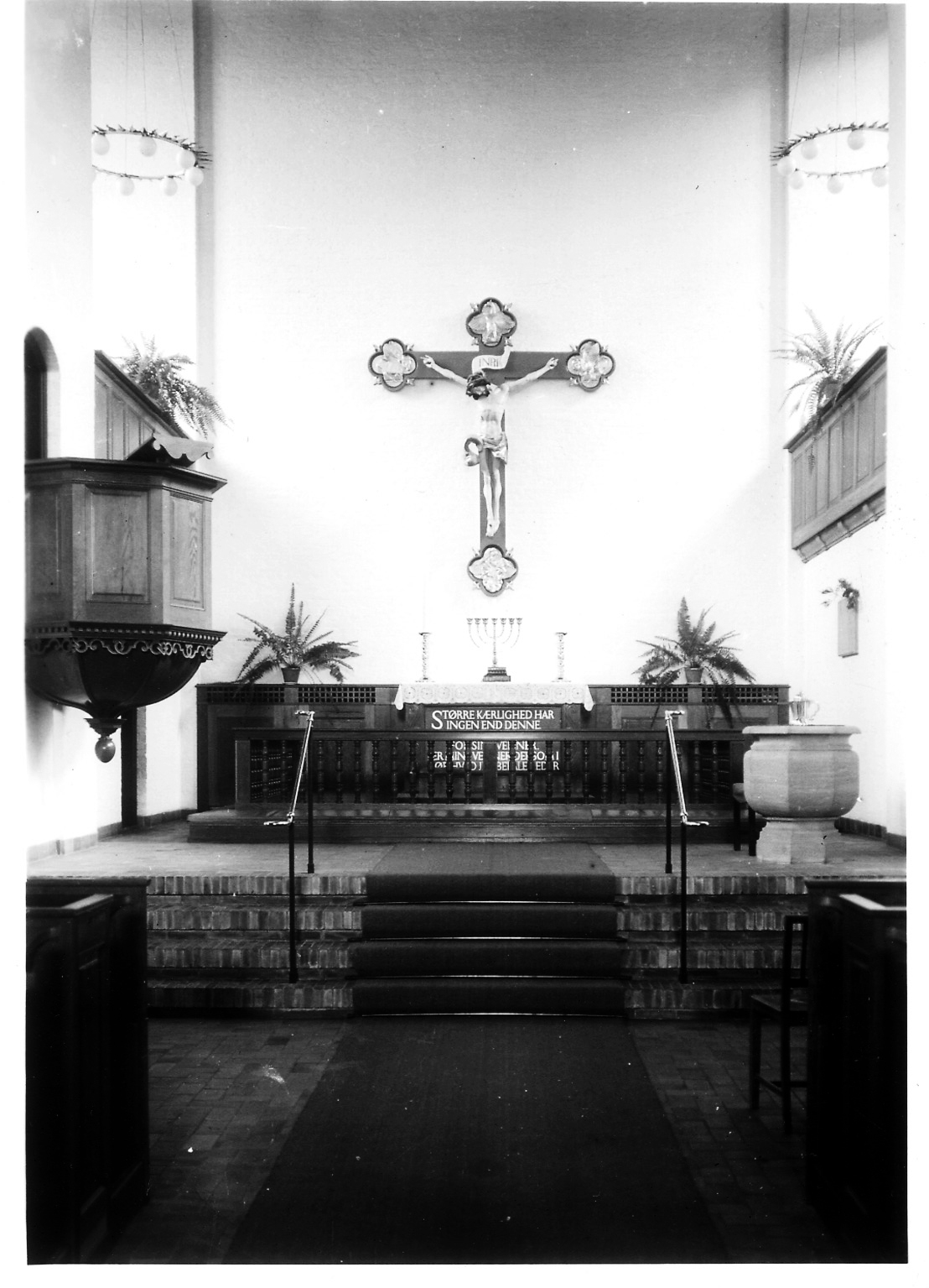 En afstøbning af Claus Bergs krucifiks fra Vindinge Kirke på Fyn prydede i de første 25 år altervæggen i Lindevang Kirke