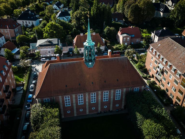 Lindevang Kirke ligger ved Peter Bangs Vej